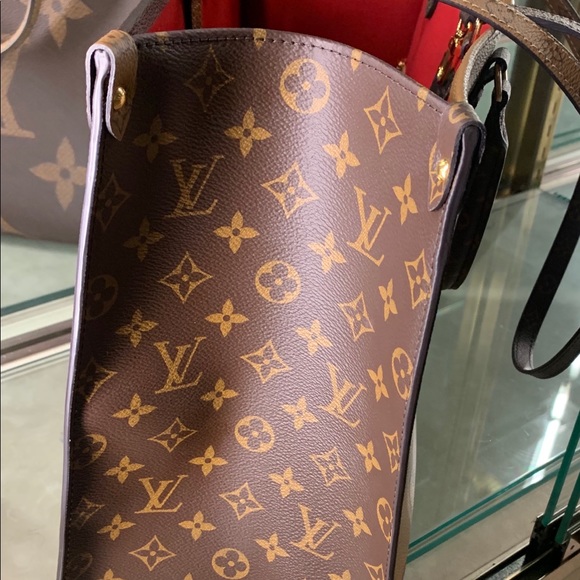 (SOLD) Auth LV Reverse Giant Monogram Onthego Tote - Picture 4 of 8